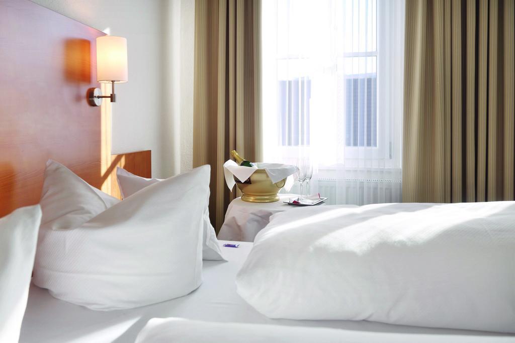 Hotel-Restaurant Roter Ochsen Lauchheim Стая снимка
