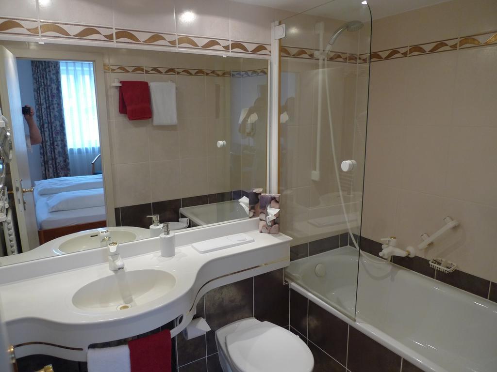 Hotel-Restaurant Roter Ochsen Lauchheim Стая снимка