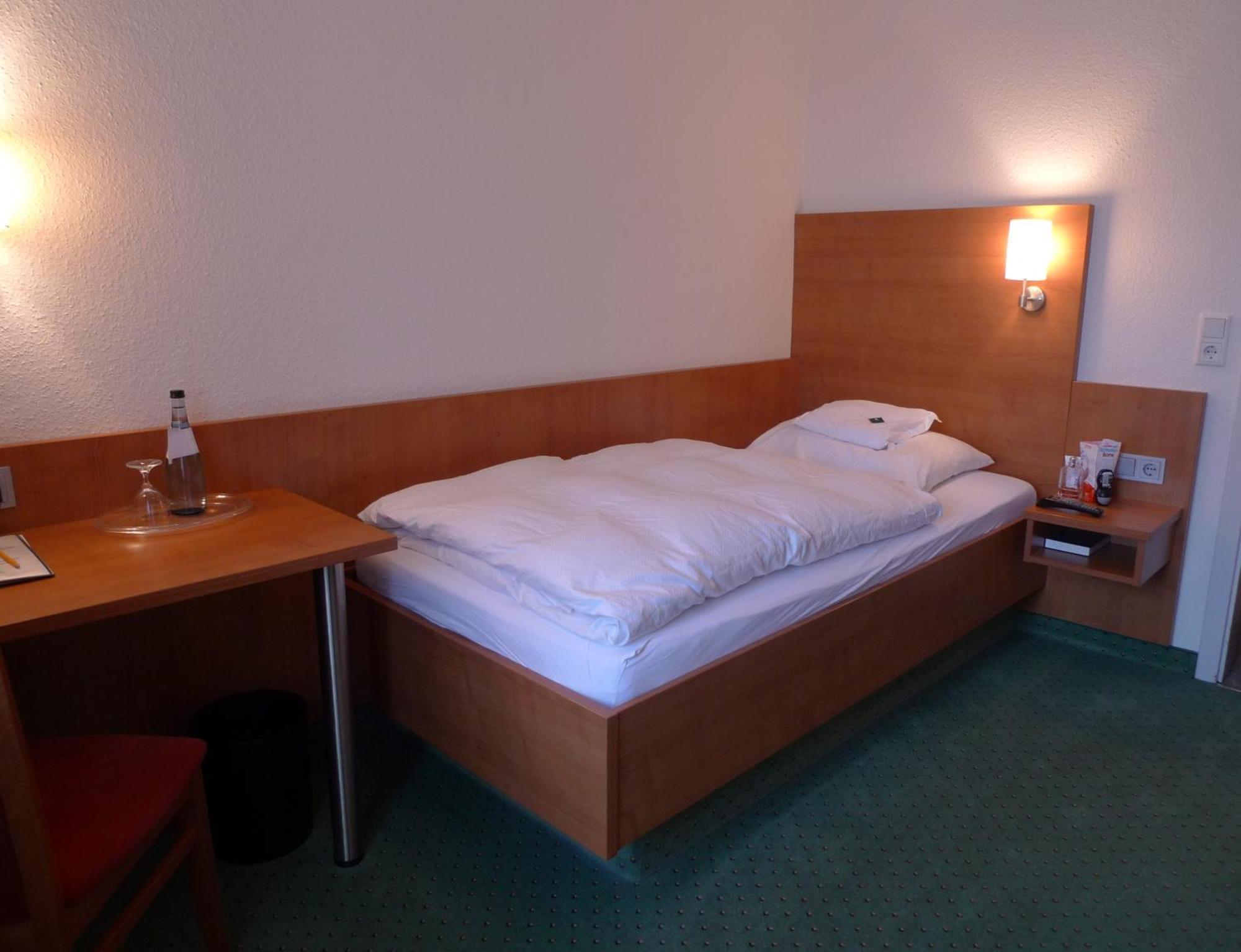 Hotel-Restaurant Roter Ochsen Lauchheim Стая снимка